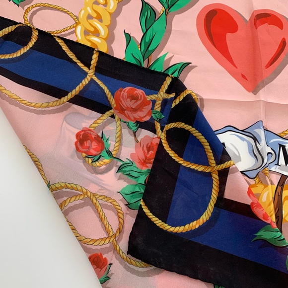 🌷♥️🌷 Boutique Moschino silk square Scarf NEW - Picture 4 of 8